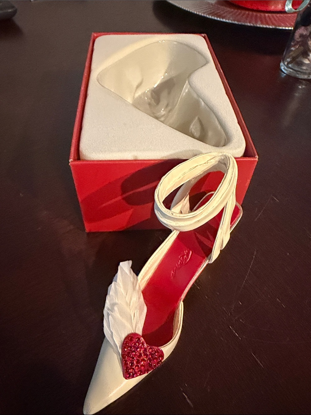 Just the right shoe-hearts aflutter gift set